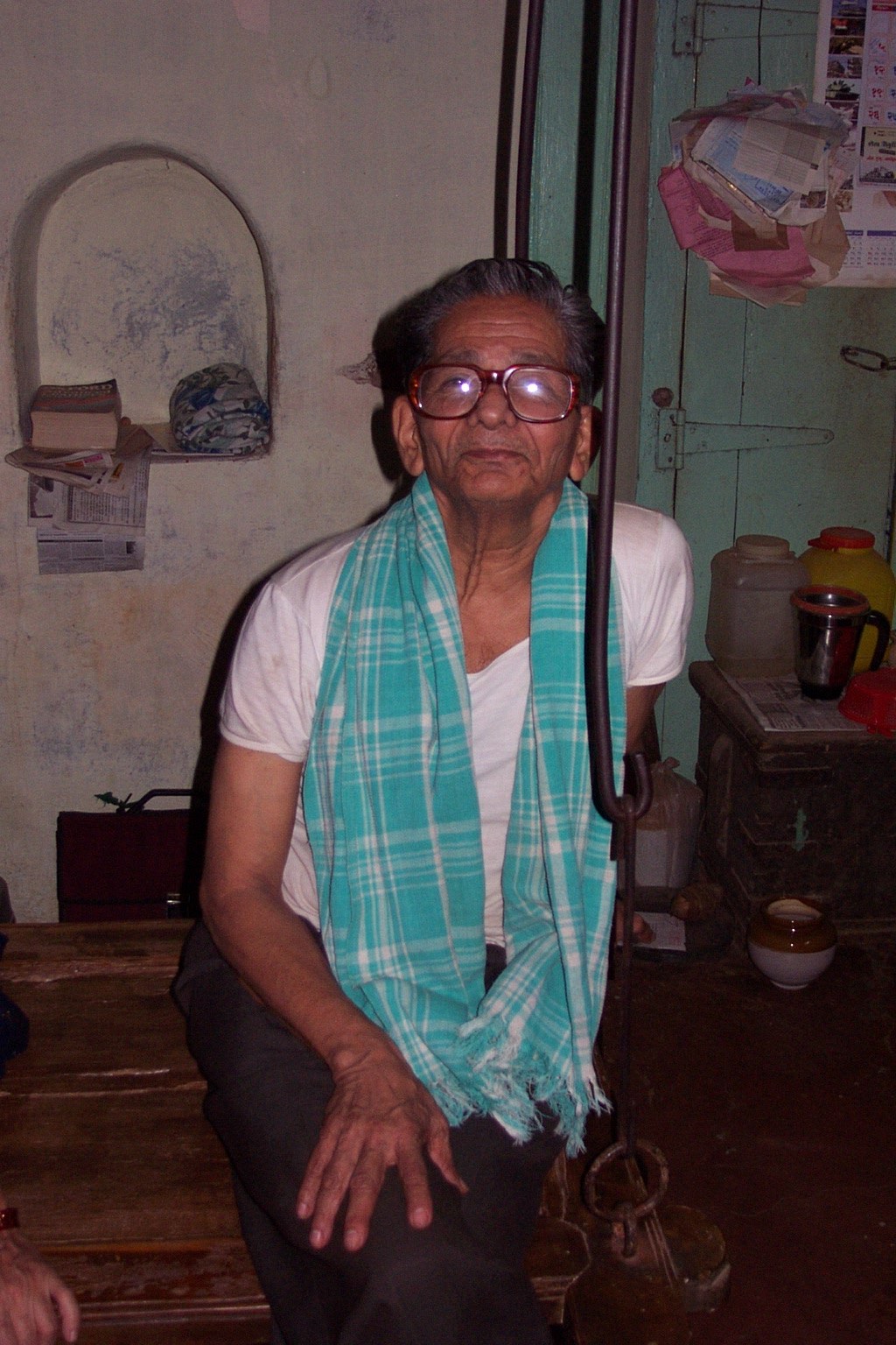 दादाकाका — झोपाळ्यावर बसलेले छायाचित्र